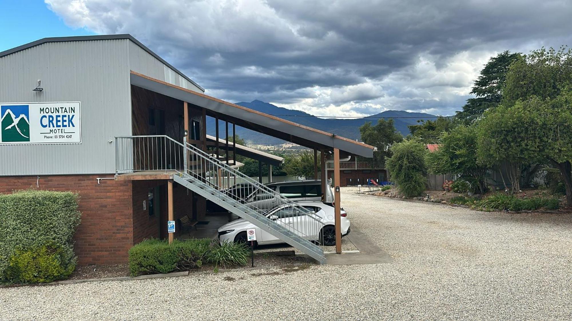 מאונט ביוטי Mountain Creek Motel Bar & Restaurant מראה חיצוני תמונה